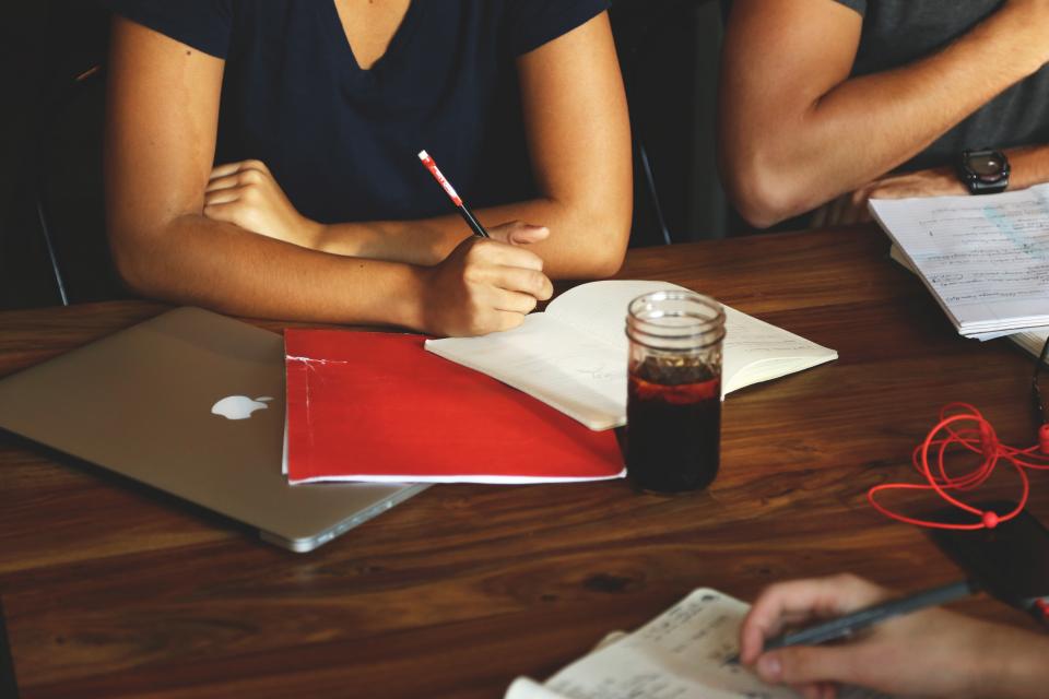 Karaköy coworking alanında çalışan profesyoneller